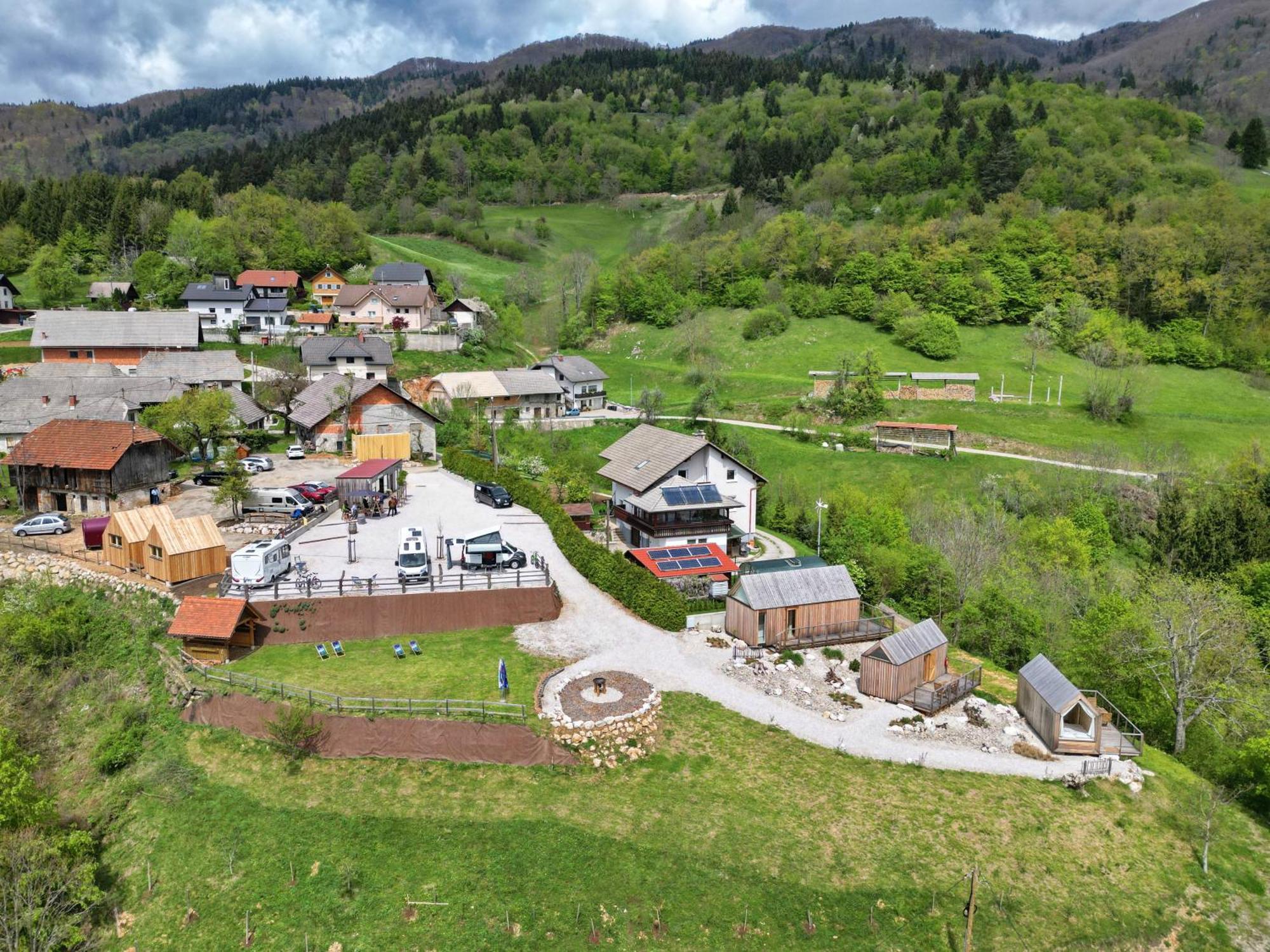 ホテル Golife Center Glamping Laze v Tuhinju エクステリア 写真