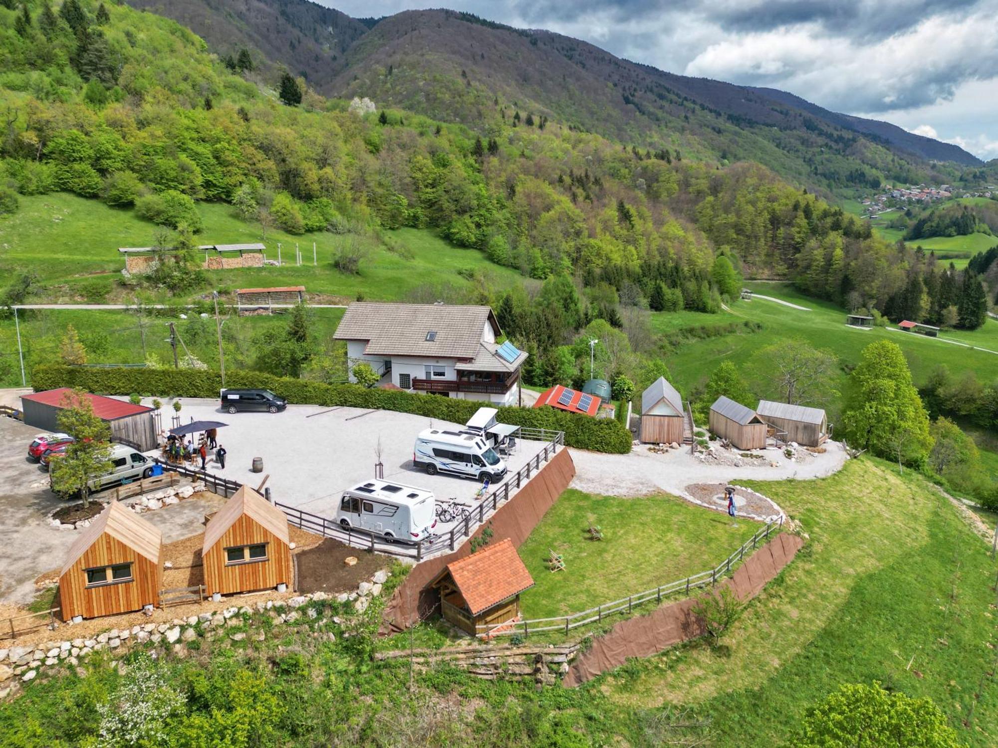 ホテル Golife Center Glamping Laze v Tuhinju エクステリア 写真