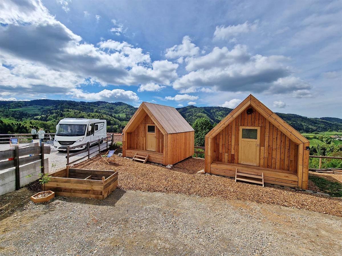 ホテル Golife Center Glamping Laze v Tuhinju エクステリア 写真